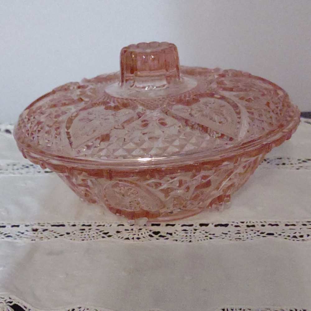 Vintage kig Malaysia Pink Glass Covered Dish